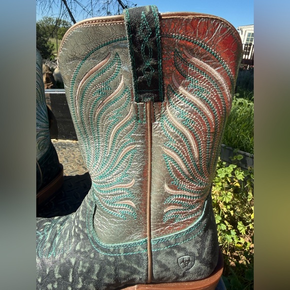 Ariat Women’s Futurity Dash Elephant Print and Pewter 6.5B - Picture 5 of 13